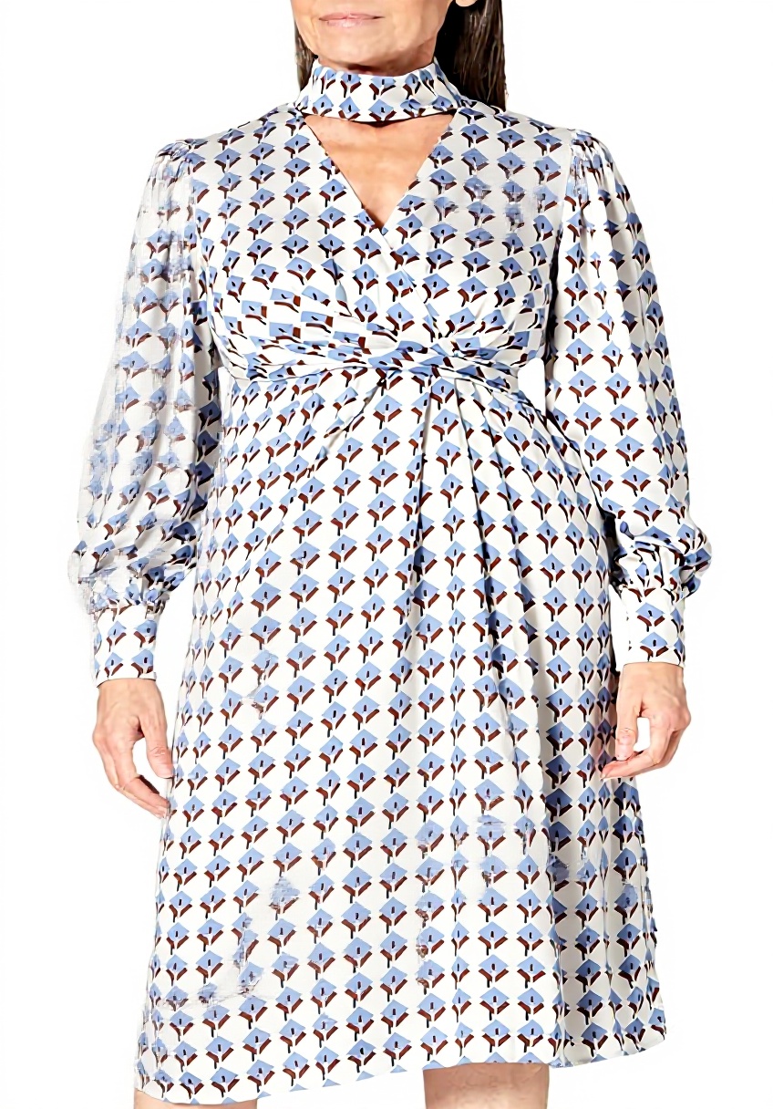 'Dress Sisley in viscosa indossato in un ambiente casual'