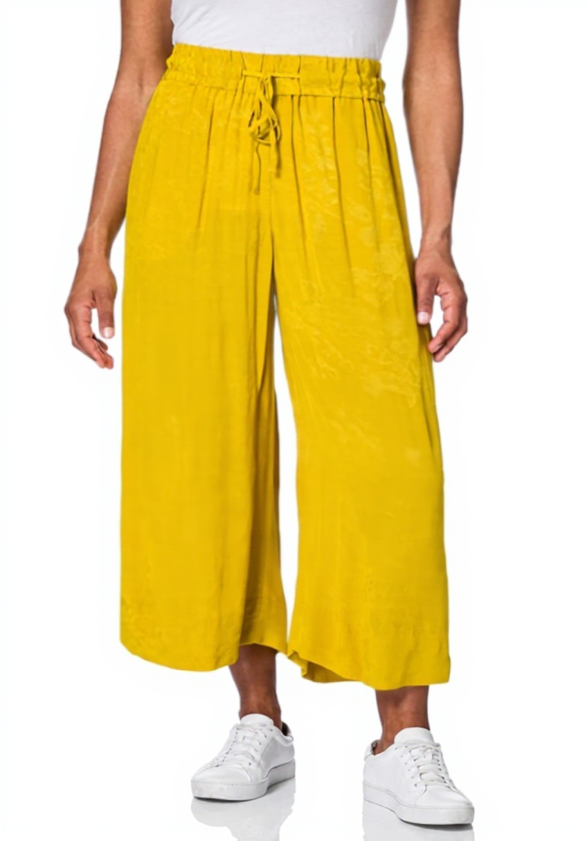 SISLEY Pantaloni Donna in viscosa multicolor indossati in un ambiente casual