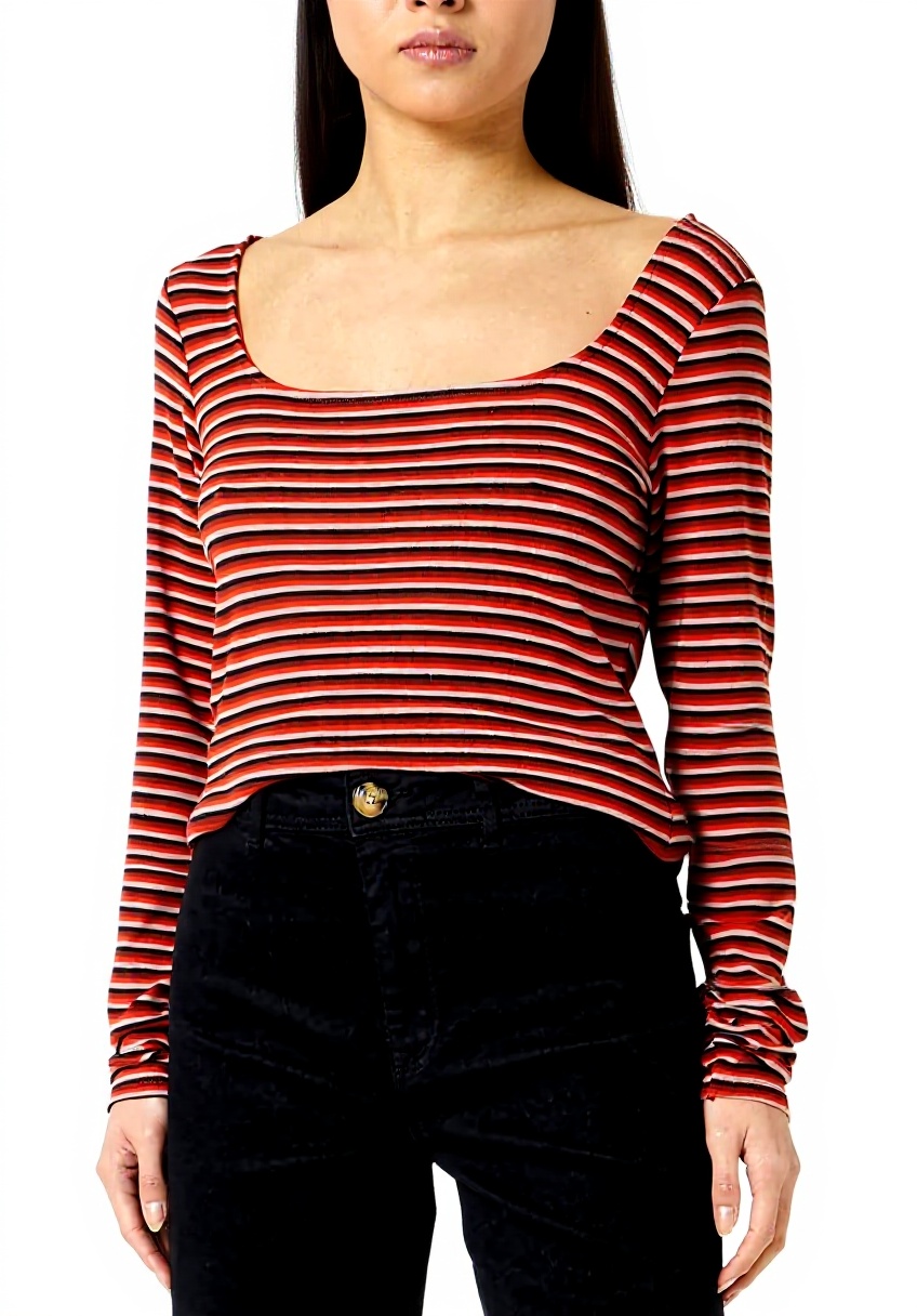 T-Shirt Sisley Donna indossata in un contesto casual