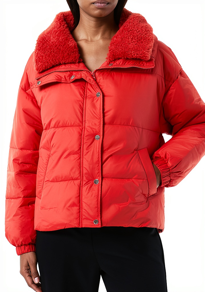 Giacca Benetton Donna Nylon Morbida Taglia 38 Rosso indossata da una modella su sfondo urbano