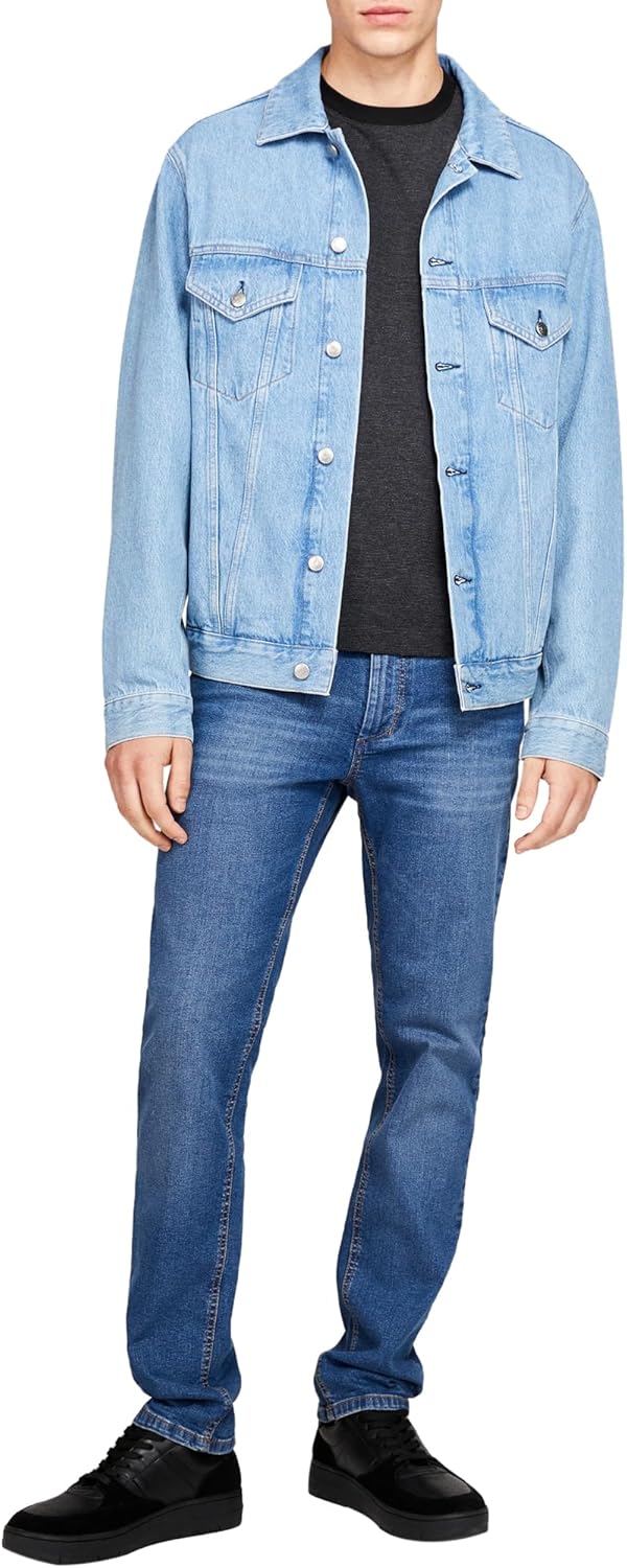 Uomo che indossa pantaloni Benetton in contesto urbano