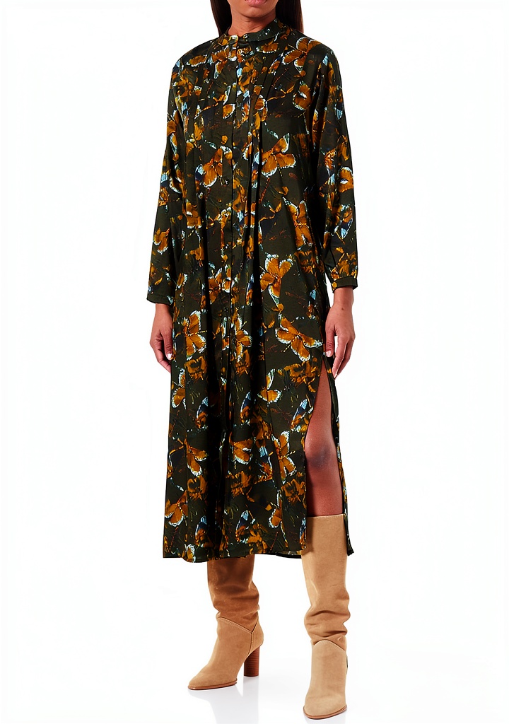 Vestito Sisley 4runlv01w indossato in un ambiente urbano, con sfondo di caffè e persone che passeggiano