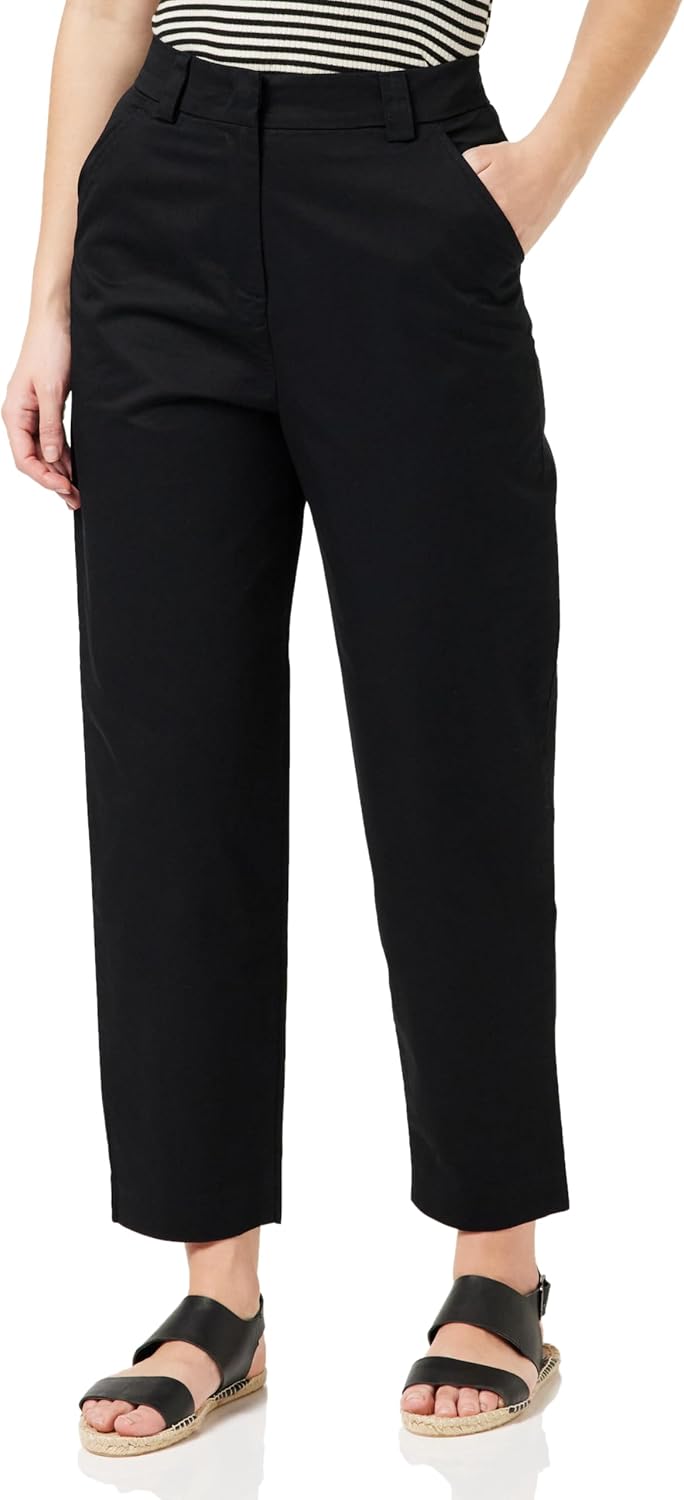 'Pantaloni Benetton donna in cotone nero indossati in un contesto urbano'