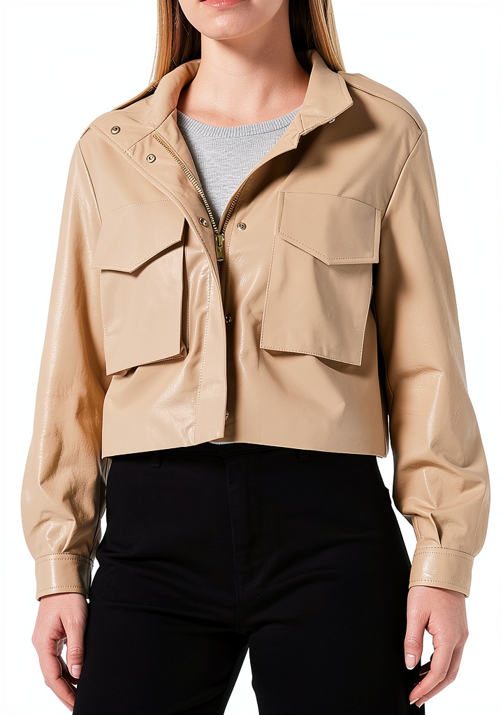 'Giacca Sisley Donna in colore beige indossata in un contesto urbano'