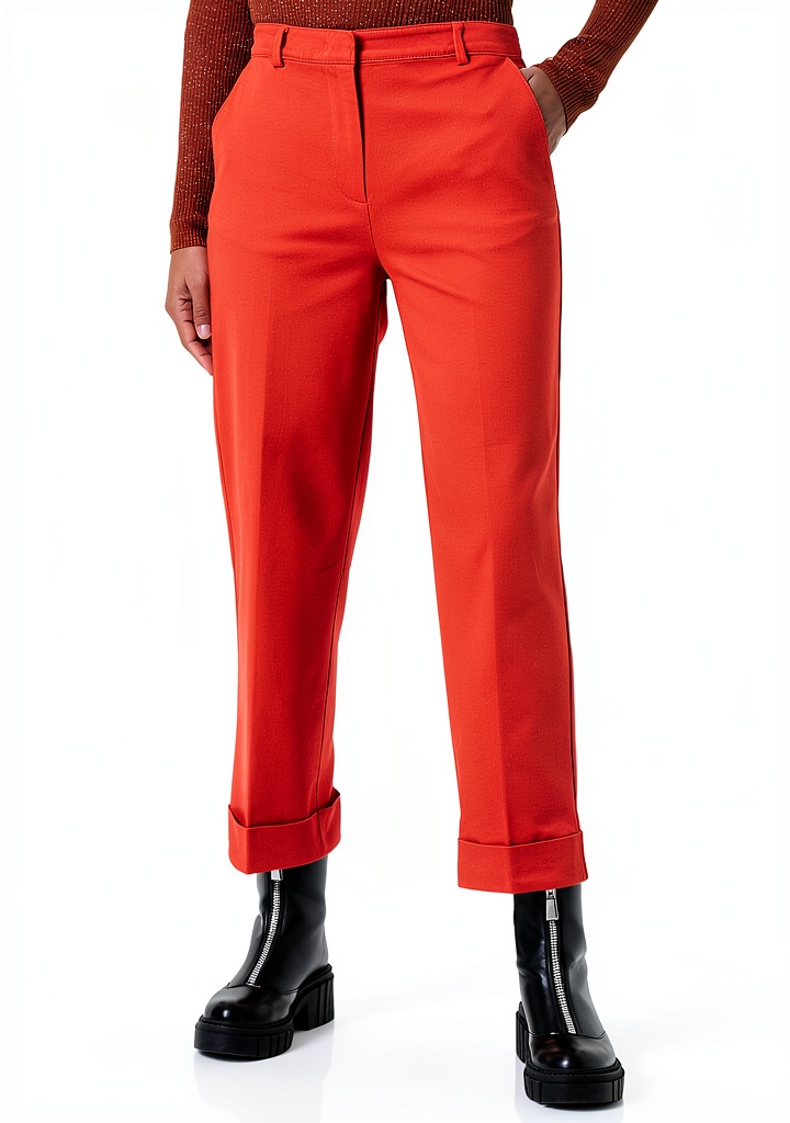 Donna che indossa Pantaloni S Benetton in rosso mattone in un contesto urbano
